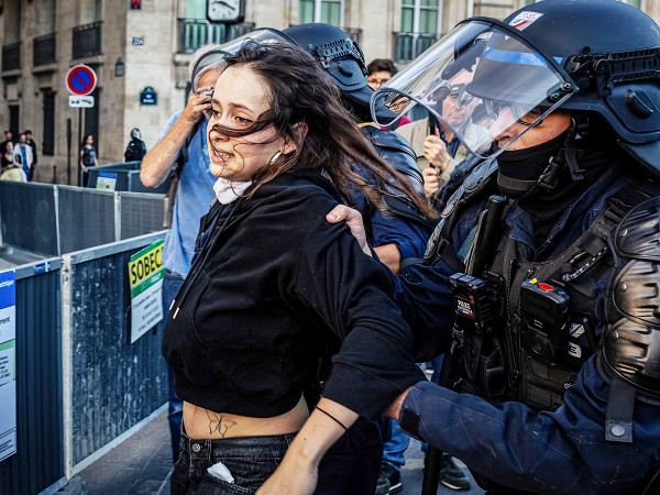 Una ragazza viene arrestata durante una manifestazione contro l'uccisione di Nahel a Parigi, il 30 giugno 2023