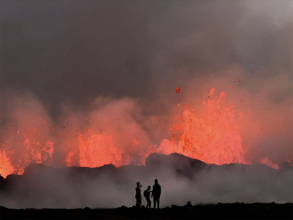 Litli-Hrútur (Islanda). Un gruppo di persone osserva il vulcano Fagradalsfjall, a circa 30 chilometri a sud-ovest della capitale Reykjavik. L’eruzione è iniziata domenica 9 luglio, 11 mesi dopo la fine ufficiale dell’ultima, dopo lo sciame sismico e il forte terremoto che hanno colpito la nazione.