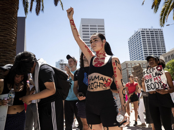 Manifestanti statunitensi durante una protesta pro choice, California (giugno 2022)