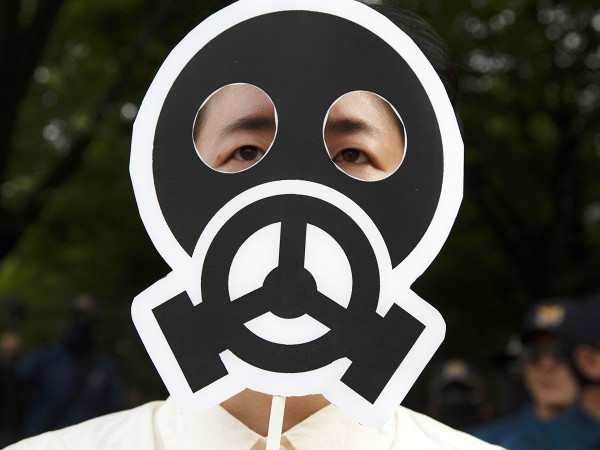 Una persona manifesta contro il rapporto dell'Agenzia internazionale per l'energia atomica riguardo lo smaltimento da parte del Giappone dell'acqua radioattiva di Fukushima, luglio 2023