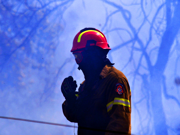 Un vigile del fuoco cerca di spegnere un incendio nel villaggio di Metochi, vicino a Epidauro, in Grecia, il 23 luglio 2023.