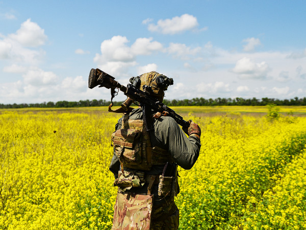 Un soldato ucraino della 68a Brigata Jager cammina attraverso i campi di fiori fuori dalla città di Vuhledar