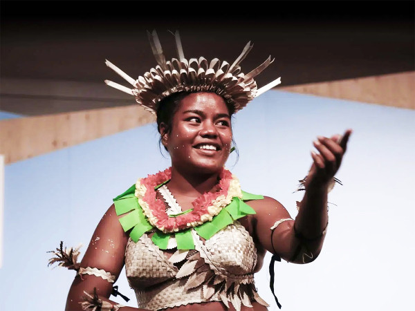 Tarawa (Kiribati). Le 33 isole e atolli corallini dell'Oceano Pacifico festeggiano la Giornata della Gioventù, celebrata ogni primo lunedì di agosto per sottolineare le capacità e la dedizione della nuova generazione nel contribuire a costruire un futuro stabile e di successo