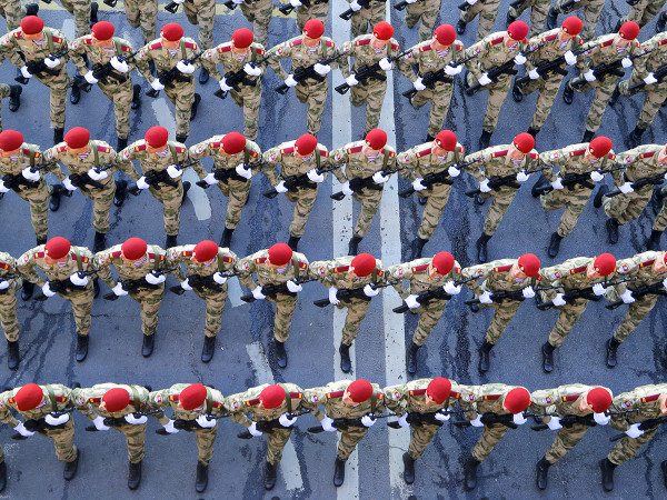 I soldati russi marciano durante una prova della parata militare del Giorno della Vittoria a Mosca, Russia, 7 maggio 2023.