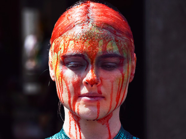 Londra (Regno Unito). L'attivista vegana Tash Peterson coperta di sangue finto durante la protesta della PETA davanti al negozio Hermes in New Bond Street per chiedere lo stop all'uso di pelli di coccodrillo nei loro prodotti.