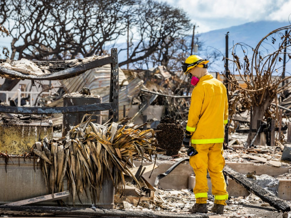 La Guardia Nazionale degli Stati Uniti valuta la devastazione causata dagli incendi a Maui