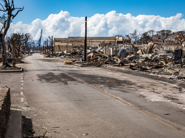 Edifici e strutture danneggiate nella città di Lahaina, distrutti dagli incendi a Maui