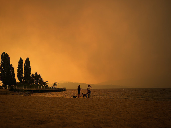 Il fumo causato dagli incendi visibile dalla piaggia di Tugboat, a Kelowna, il 18 agosto 2023