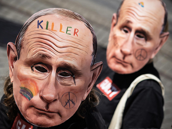 Porto (Portogallo). Due manifestanti indossano delle maschere raffiguranti il Presidente russo Vladimir Putin durante una protesta contro l'invasione dell'Ucraina.