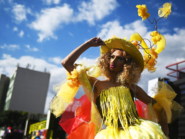 Una persona partecipa alla 24ª edizione della Marcia dell'Orgoglio LGBT+ di Brasilia il 9 luglio 2023.