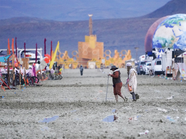 Black Rock City (Stati Uniti). Un uragano si è abbattuto sul deserto del Nevada provocando allagamenti nell'area che ospita il "Burning Man", uno dei festival più popolari del Paese. Un partecipante è morto, almeno 70.000 persone sono rimaste bloccate dalle piogge e dal fango.