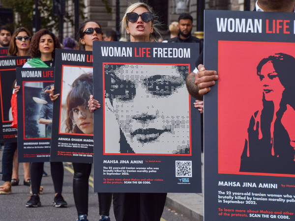 13 settembre 2023, Londra, Regno Unito. Gli iraniani britannici hanno inscenato una protesta a Westminster contro il regime iraniano in vista del primo anniversario della morte di Mahsa Amini e delle successive proteste di massa e repressioni in Iran.