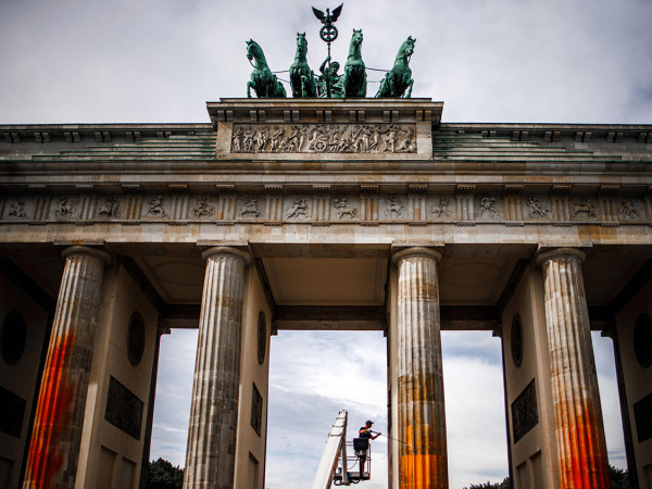 Berlino (Germania). Domenica 17 settembre, gli attivisti di Last Generation hanno spruzzato vernice arancione e gialla sulle colonne della storica Porta di Brandeburgo nella capitale tedesca, per protestare contro l'impiego di combustibili fossili.