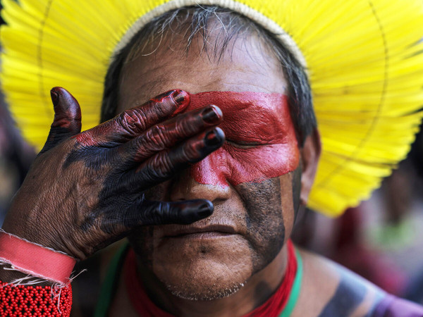 Un uomo indigeno con il volto dipinto per le danze tipiche del suo popolo durante i Dialoghi dell'Amazzonia.