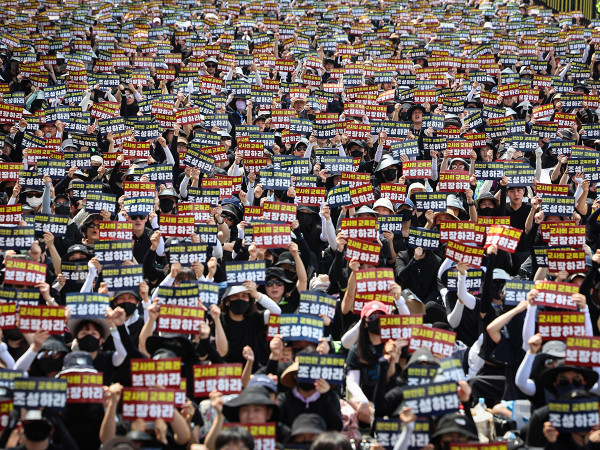 La protesta degli insegnanti nel centro di Seoul, il 29 luglio 2023