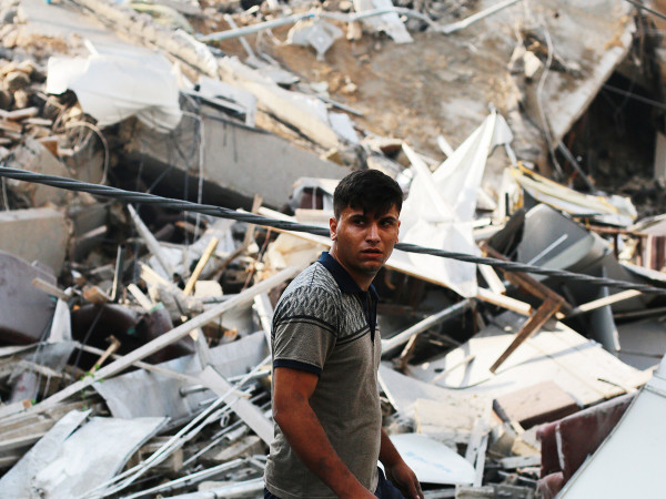 Un palestinese ispeziona le rovine della Torre Watan, distrutta dagli attacchi aerei israeliani, Gaza, 8 ottobre 2023