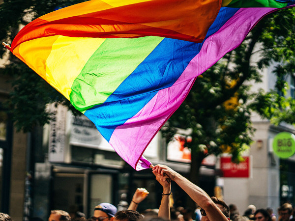 Oggi &egrave; il Coming Out day, una giornata che celebra e sostiene il diritto di sentirsi liberi di dichiarare il proprio orientamento sessuale e la propria identit&agrave; di genere, oltre a sensibilizzare sui temi della prevaricazione dei diritti civili della comunit&agrave; LGBTQ+, che ancora subisce gravi discriminazioni e violenze. Il primo evento si tenne negli Usa l&rsquo;11 ottobre 1988, nel 1&deg; anniversario della marcia nazionale su Washington per i diritti LGBTQ+.&nbsp;</p>