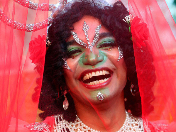 Unə partecipante alla marcia del Delhi Queer Pride 2022-23 organizzata dalla comunit&agrave; LGBTQ+ a Nuova Delhi, India