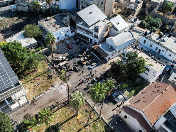 Una veduta aerea del complesso che ospita l'ospedale Ahli Arab a Gaza City dopo un'esplosione che ha provocato centinaia di morti, secondo Hamas. Non &egrave; ancora chiaro chi ci sia dietro l'attacco.&nbsp;