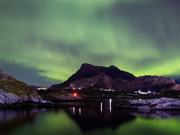 Svolvaer (Norvegia). L'aurora boreale nel cielo sopra la cittadina artica sull'isola di Austv&aring;g&oslash;ya nell'arcipelago delle Lofoten.&nbsp;
