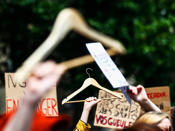 Manifestanti tengono in mano grucce (simbolo dell'epoca in cui le donne le usavano per abortire quando la pratica era illegale) durante una protesta per il diritto all'aborto post revoca Roe v. Wade, in Place de la Republique a Parigi