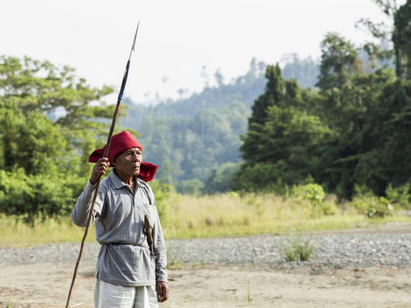 Un anziano Hongana Manyawa contattato nella foresta di Halmahera. Gli Hongana Manyawa sono determinati a difendere la loro foresta