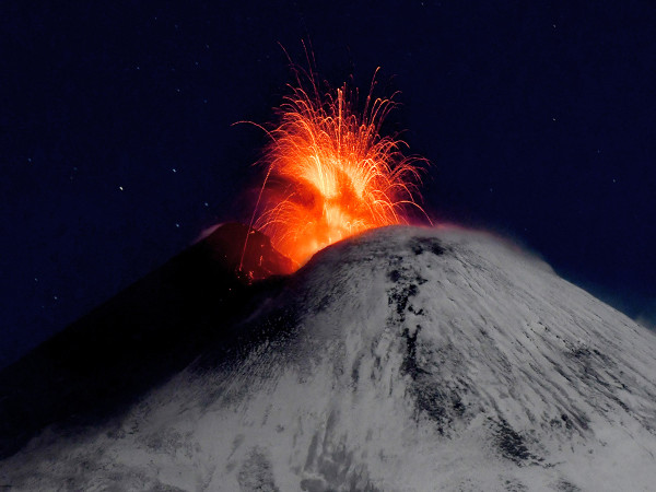 Etna (Italia). La cima innevata dell'Etna, uno dei vulcani pi&ugrave; attivi e pi&ugrave; alti d'Europa, mentre erutta lava rovente.&nbsp;
