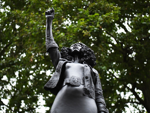 L'opera A Surge of Power dell'artista britannico Marc Quinn sul piedistallo dove un tempo si trovava una statua di Edward Colston, ritenuta&nbsp;