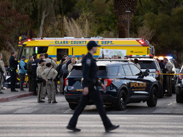 Diverse forze dell'ordine lavorano all'esterno dell'Universit&agrave; del Nevada, dove diverse persone sono state uccise a colpi di arma da fuoco nel campus di Las Vegas il 6 dicembre 2023.