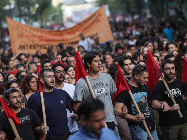 Dei manifestanti ad Atene protestano contro la morte di centinaia di persone migranti che si trovavano a bordo di un'imbarcazione che si &egrave; rovesciata al largo delle coste del Peloponneso, 15 giugno 2023. Il numero dei dispersi rimane sconosciuto.