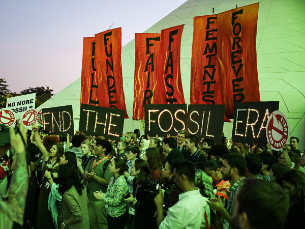 Alcuni manifestanti a Dubai mostrano cartelli con la scritta "Fine dell'era dei fossili" a Cop28, il 12 dicembre