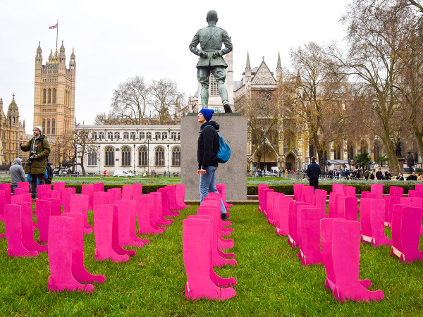 Londra (Regno Unito). I gruppi Vegans Support The Farmers e Animal Rising hanno posizionato 133 stivali di legno in Piazza del Parlamento in memoria degli agricoltori che si sono suicidati e per porre i riflettori sulla crisi dell'agricoltura britannica.&nbsp;