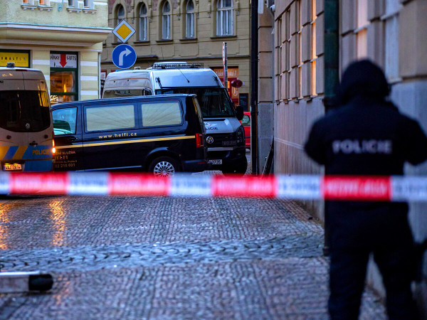 Un carro funebre e un'auto della polizia sono parcheggiate dopo una sparatoria di massa in un edificio dell'Universit&agrave; Carolina nel centro di Praga. Secondo la polizia ceca, l'autore della sparatoria &egrave; uno studente di 24 anni, sospettato anche di aver ucciso suo padre.&nbsp;