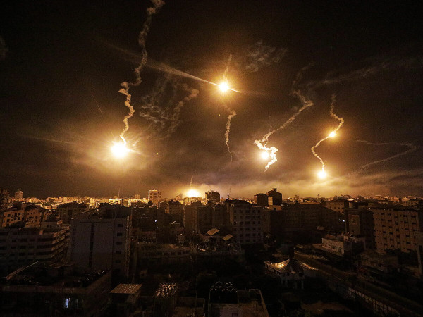 Razzi dell'esercito israeliano illuminano il cielo sopra Gaza ovest, nel nord della Striscia di Gaza, il 6 novembre 2023. Il 7 ottobre 2023 i militanti di Hamas hanno lanciato un attacco contro Israele dalla Striscia di Gaza, seguito da operazioni israeliane a Gaza e in Cisgiordania