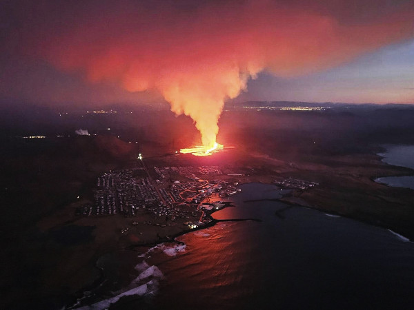Grindavik (Islanda). L&rsquo;eruzione vulcanica che ha incendiato 3 case alla periferia del villaggio sembra essersi calmata. L'Ufficio meteorologico islandese, per&ograve;, ha spiegato che nuove crepe potrebbero ancora aprirsi senza preavviso, aggiungendo che il magma continua a scorrere sottoterra.&nbsp;