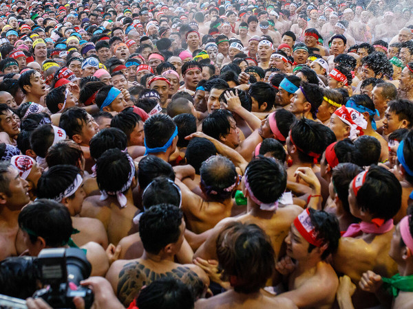 Durante il tradizionale festival dell'uomo nudo a Inazawa, in Giappone, migliaia di uomini che indossano solo un perizoma cercano di toccare l'"uomo dio" perch&eacute; si ritiene che porti fortuna e felicit&agrave;.&nbsp;