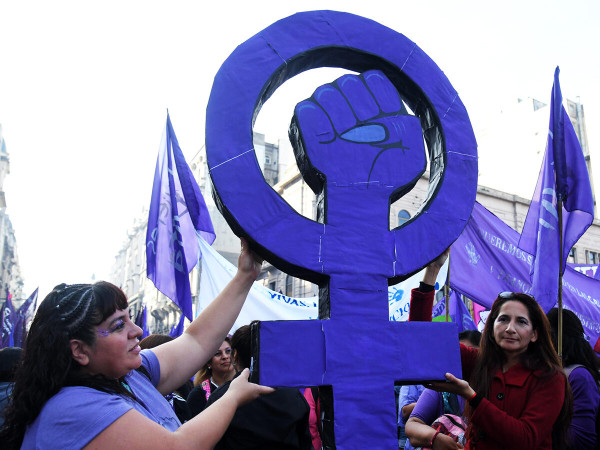 Una mobilitazione contro la violenza di genere a Buenos Aires il 3 giugno 2023. Migliaia di persone si sono mobilitate con lo slogan "Non una di meno", per chiedere la fine della violenza contro le donne, in un Paese dove nel 2022 si &egrave; registrato un femminicidio ogni 35 ore.