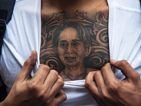Un manifestate pro democrazia mostra il tatuaggio di Aung San Suu Kyi