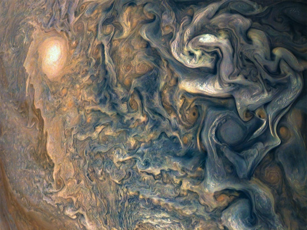 La superficie di Giove nelle immagini catturate dalla missione Juno della NASA, che svelano dettagli sorprendentemente nitidi del Pianeta pi&ugrave; grande del Sistema Solare.