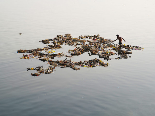 Calcutta (India). I detriti causati dalla cerimonia di immersione dell&rsquo;idolo di Saraswati stanno inquinando, a vista d'occhio, il Gange.&nbsp;