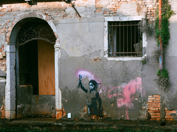 Venezia (Italia). Il Bambino migrante, l'opera realizzata da Banksy&nbsp; sulla facciata di una casa abbandonata sar&agrave; sorvegliata 24 ore su 24. Lo ha deciso Banca Ifis, che si far&agrave; carico del restauro del murale.&nbsp;