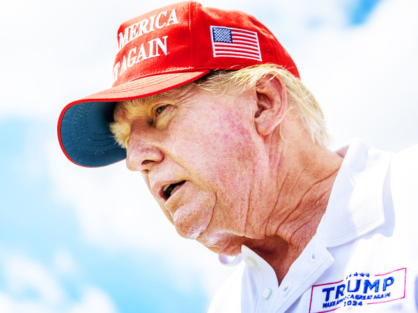 L'ex presidente degli Stati Uniti d'America Donald Trump indossa un cappellino con lo slogan della sua campagna elettorale presidenziale del 2016 "<i>Make America Great Again</i>".&nbsp;