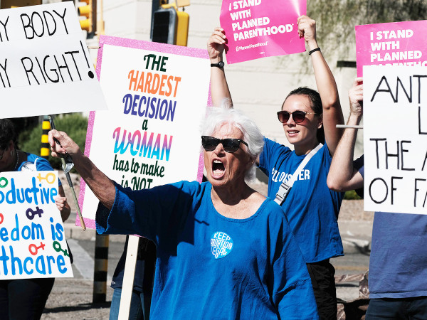 8 ottobre 2022, Tucson, Arizona: una manifestazione <i>Vote Blue</i> a sostegno dei diritti riproduttivi, parte di una giornata di protesta a livello nazionale contro la limitazione dell'accesso all'aborto negli Stati a guida Repubblicana.