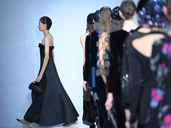 Una modella indossa una creazione parte della collezione Giorgio Armani Donna Autunno-Inverno 2024-25 presentata alla Settimana della Moda di Milano