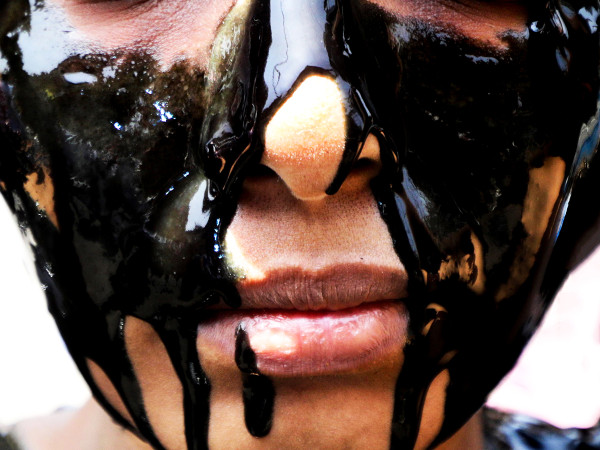 &nbsp;Calcutta (India). Un attivista dell'Associazione per il trattamento etico degli animali (PeTA) si fa la doccia con l'acqua inquinata dai rifiuti dell'industria del pellame, durante una protesta di gruppo in occasione della Giornata della Terra. &copy; EPA/PIYAL ADHIKARY