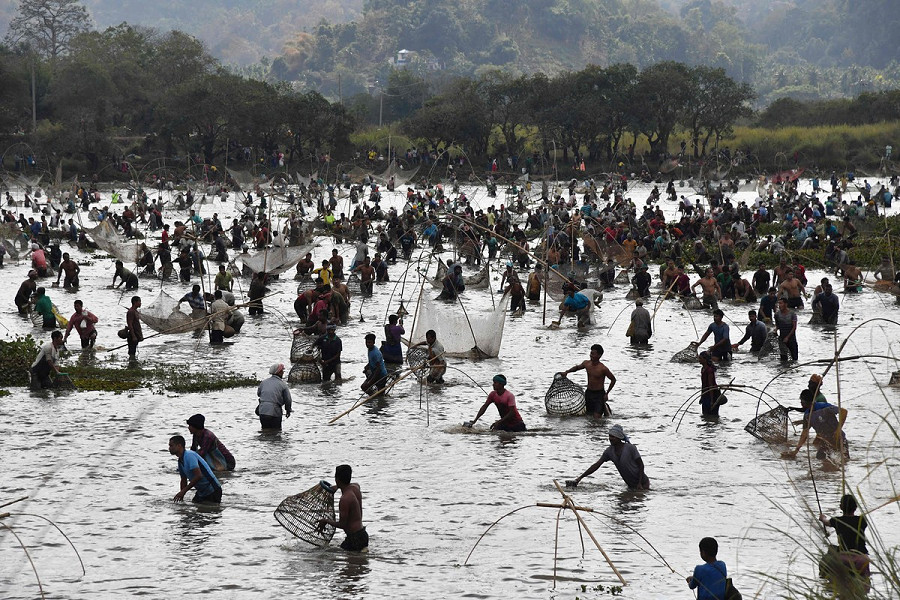 India, il 13 gennaio 2022. Gli abitanti dei villaggi partecipano a un evento di pesca comunitaria durante le celebrazioni del raccolto di Bhogali Bihu, nel lago Goroimari a Panbari, alla periferia di Guwahati.