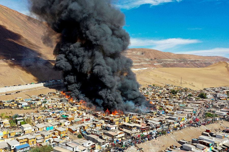 Cile, 10 gennaio 2022. Un incendio ha colpito il campo di Laguna Verde sulle colline della citt&agrave; di Iquique. Circa 100 case sono state divorate dalle fiamme.