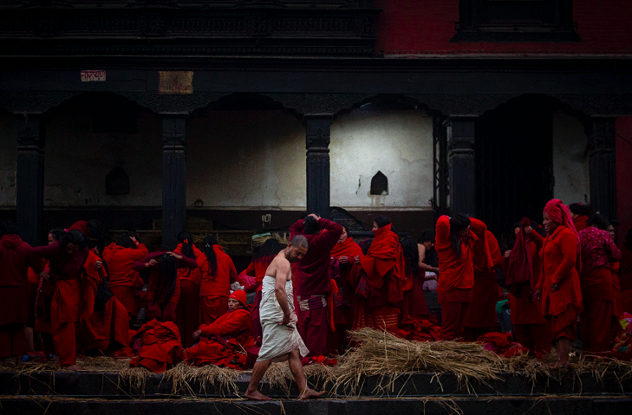 Kathmandu, Nepal. Un gruppo di fedeli durante un rituale spirituale al Swasthani Brata Katha Festival, sulle rive del fiume Bagmati (Photo by Sulav Shrestha/Xinhua)