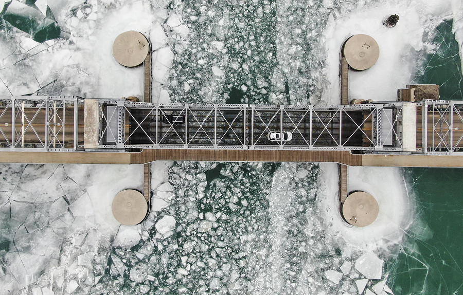 Sturgeon Bay, Wisconsin. Una foto aerea realizzata con un drone mostra mostra la formazione del ghiaccio. Secondo una ricerca del ‘The Great Lakes Integrates Science and Assessments team’ le acque dei laghi americani si stanno surriscaldando a causa dell’inverno, che non c’&egrave; pi&ugrave;. 
Photo EPA/Tannen Maury