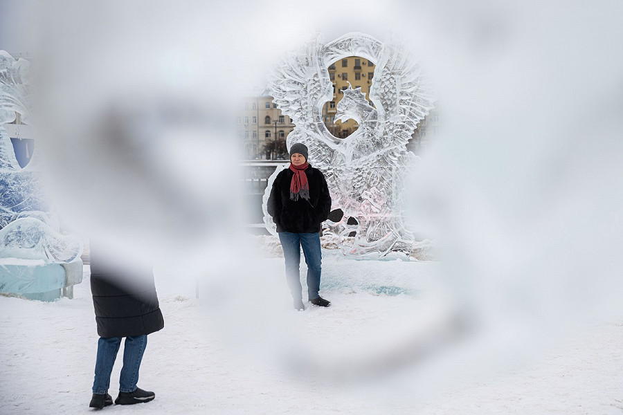 Mosca. Una delle 70 sculture dello Snow and Ice Festival: le opere sono state realizzate a Gorki Park. (Xinhua/Bai Xueqi)